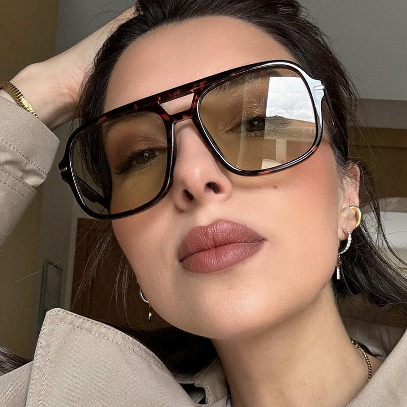 Lunettes de soleil simples et élégantes femme