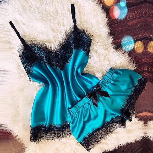 Nuisette, short à nœud papillon, décolleté en V