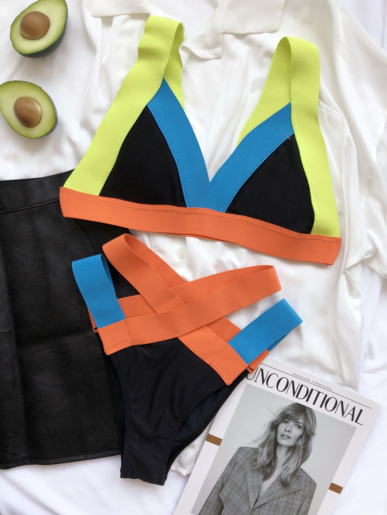 Bikini triangle coloré à bandage