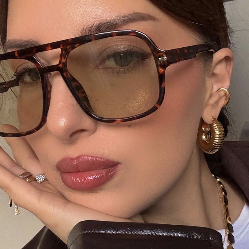 Lunettes de soleil simples et élégantes femme